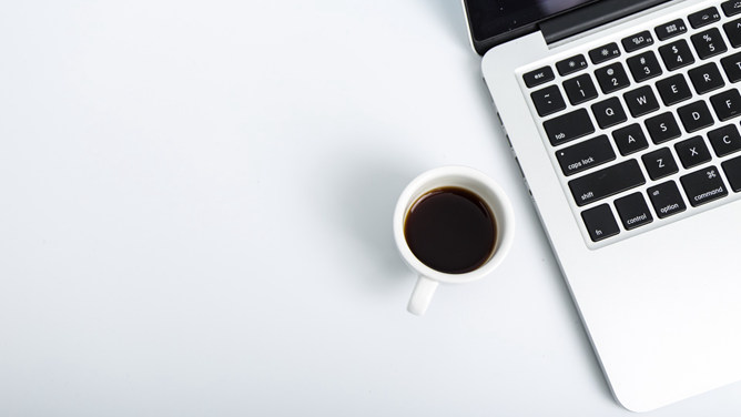 办公桌面电脑PPT背景图片-大怪兽分享